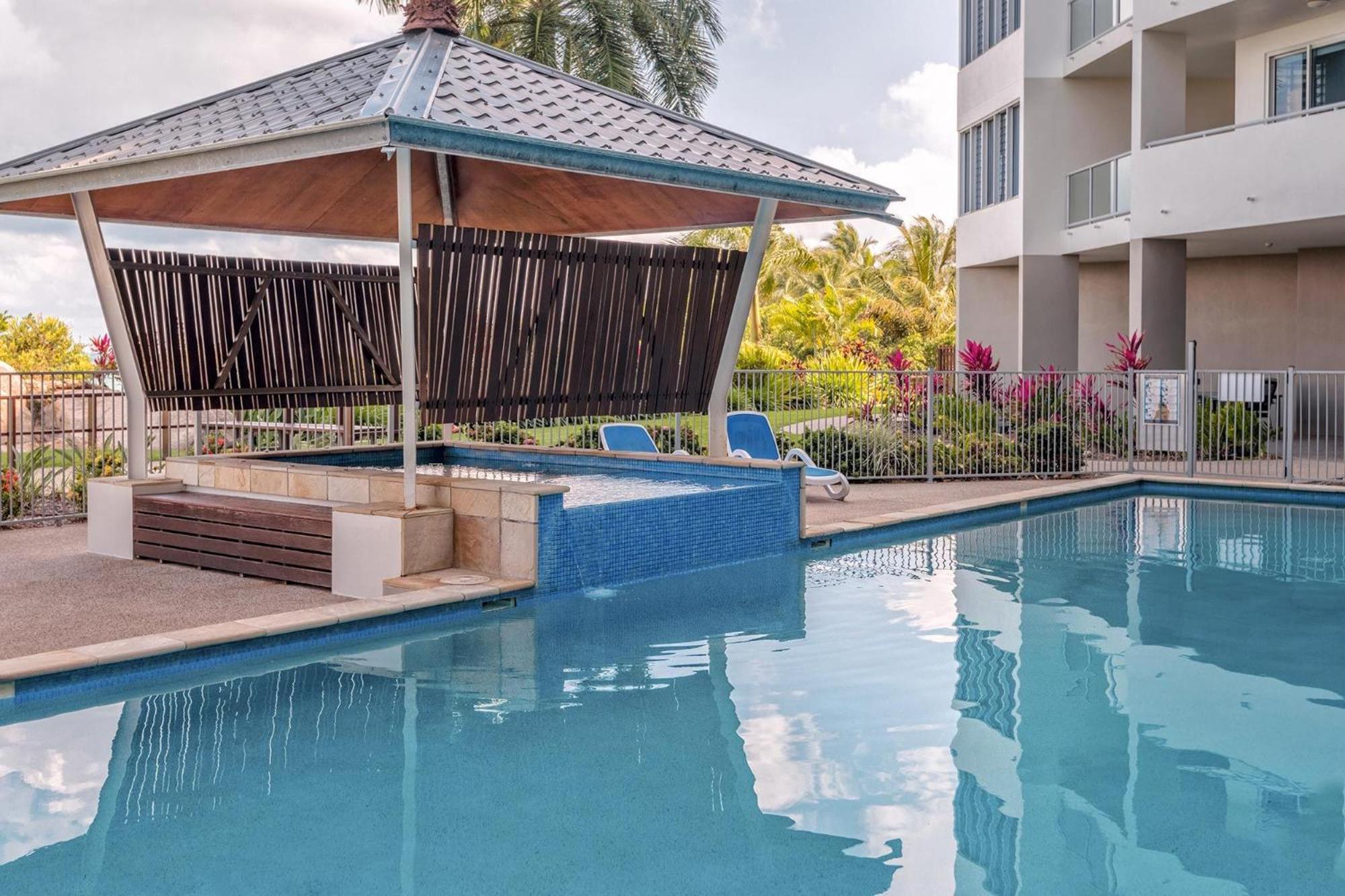 Coral Cove Apartments - Absolute Beachfront Resort Bowen Exterior foto