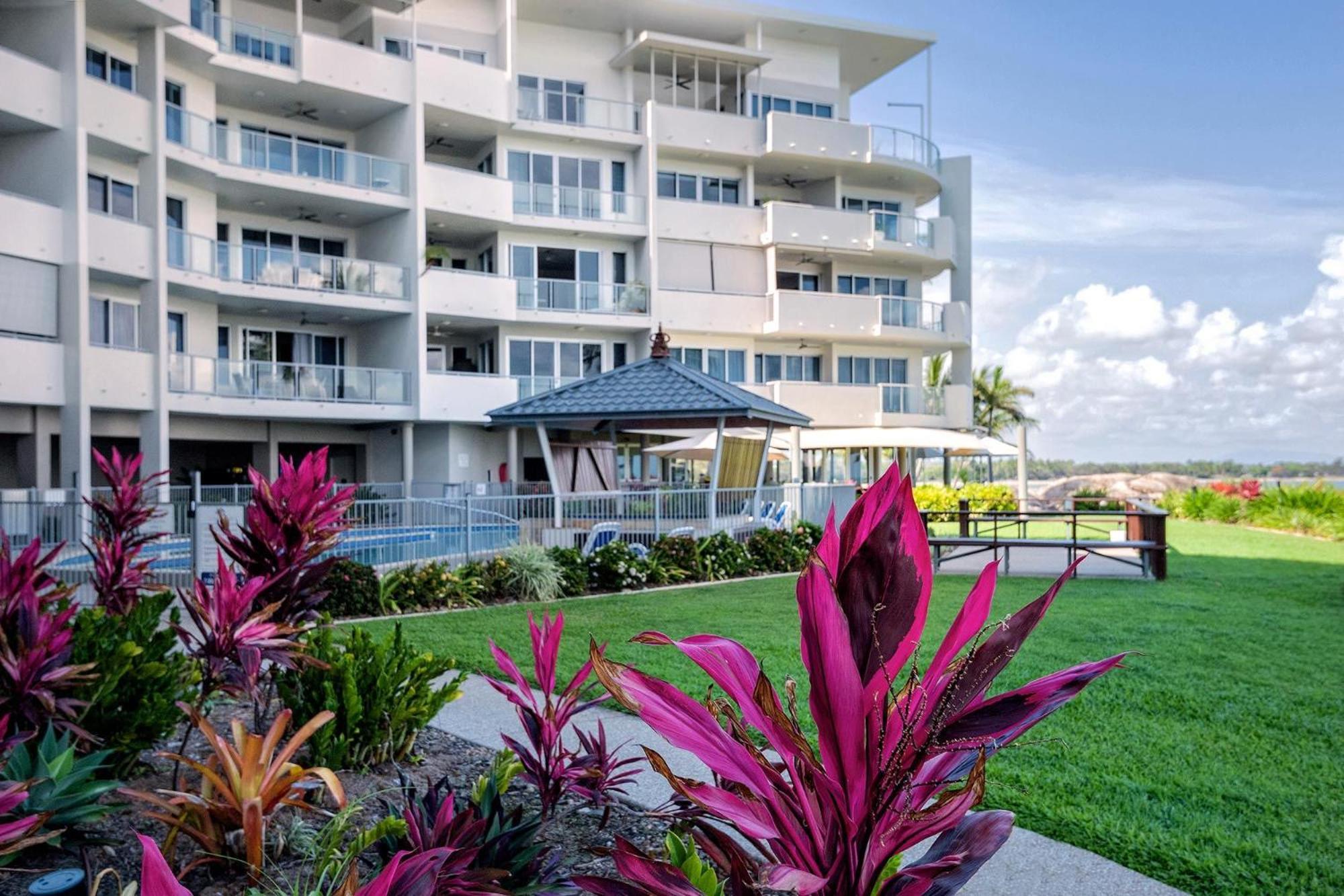 Coral Cove Apartments - Absolute Beachfront Resort Bowen Exterior foto