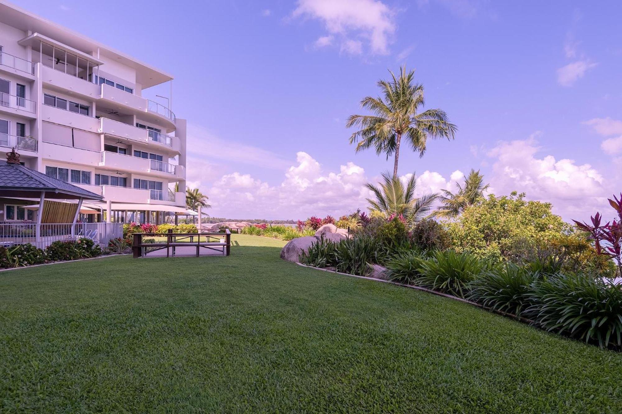 Coral Cove Apartments - Absolute Beachfront Resort Bowen Exterior foto