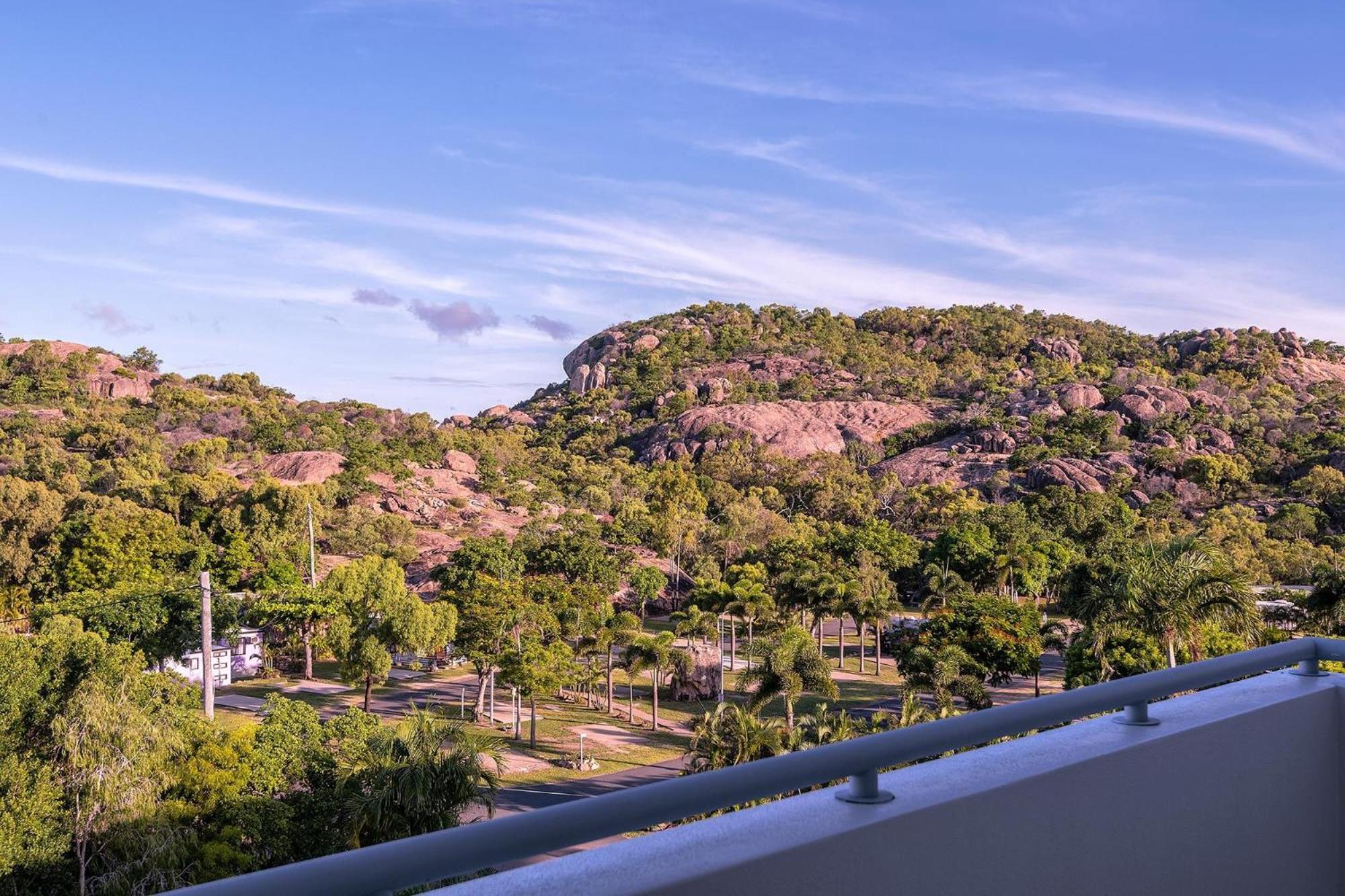 Coral Cove Apartments - Absolute Beachfront Resort Bowen Exterior foto